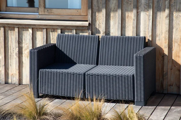 木制立面房屋露台中的空椅子灰色座椅装饰室外庭院花园长椅 — 图库照片