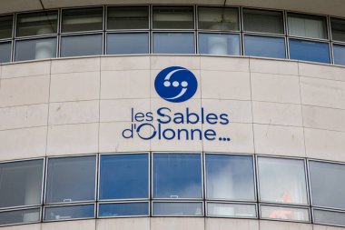 Les Sables-d 'Olonne, vendee France - 03: 29 2023: Les Sables-d' Olonne agglomeration logosu ve şehir merkezindeki belediye binasının ön cephesinde yazı.