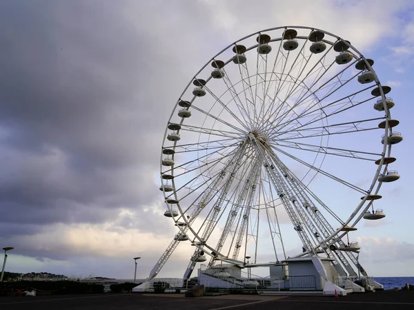 Giant Rodada Roda Gigante Aço Parque Funfair Contra Céu Nuvem — Fotografia de Stock