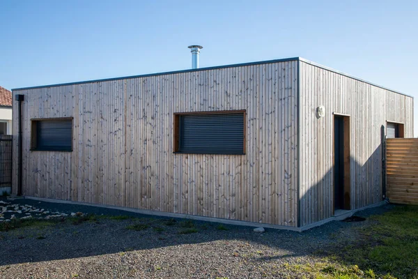 現代的なキューブ小さな木造の家の正方形のファサードストリートから現代的な家の拡張 — ストック写真