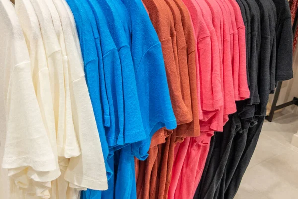 Fondo Compras Con Varias Camisetas Mercado Ropa Femenina Moda Verano — Foto de Stock