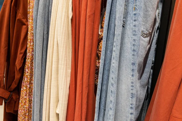 Shopping Bakgrund Med Jeans Klänning Väst Shirt Marknaden Sommar Mode — Stockfoto