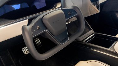 Bordeaux, Aquitaine France - 03 31 2023: Tesla Model 'in elektrikli araba iç mimarisi, direksiyon simidi ve dokunmatik tablet paneli