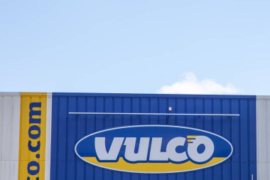 Bordeaux, Aquitaine France - 04 02 2023: Vulco logo markası ve garaj araba lastiği satışı ve uygun tamir zinciri