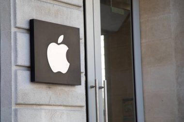 Bordeaux, Aquitaine France - 04 02 2023: Apple giriş ön cephe butik markalı elma ve çok uluslu Amerikan şirketinin logosu.