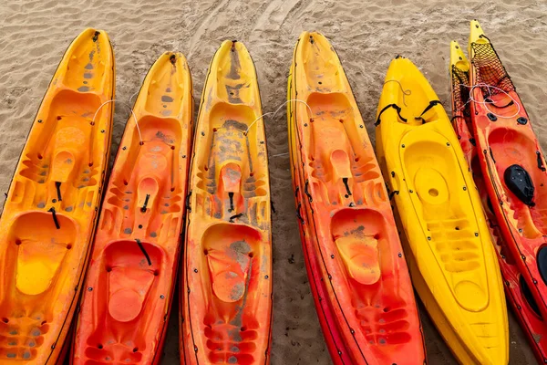 Jaskrawe Plastikowe Kajaki Żółto Czerwone Piaszczystym Wybrzeżu Plaży — Zdjęcie stockowe