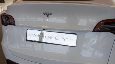 Bordeaux, Aquitaine France - 03 31 2023: Tesla modeli her elektrikli araba markalı logo ve metin otomotiv imzası