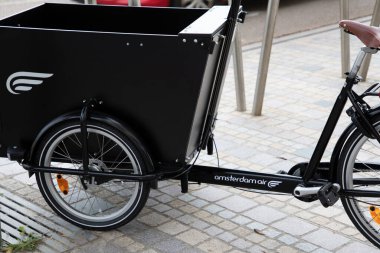 Bordeaux, Aquitaine France - 04 02 2023: Amsterdam Air logosu ve Cargobike kargo motosikleti üzerindeki metin markası