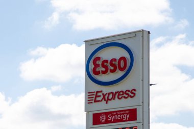 Bordeaux, Aquitaine France - 04 02 2023: Esso sinerji yakıt istasyonu logosu metni ve işareti