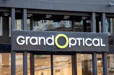 Bordeaux, Aquitaine France - 04 07 2023: Grand Optical Logo markası ön cephedeki Fransız Optisyen gözlükçüsü