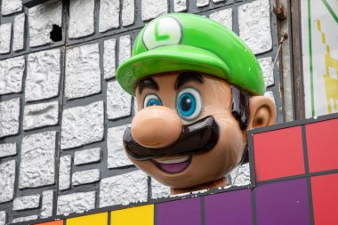 Bordeaux, Aquitaine France - 04 02 2023: Nintendo Luigi kardeş ikiz süper Mario broth markası logosu ve ön cephe reklamcısı Mario Kart 'ta metin imzası