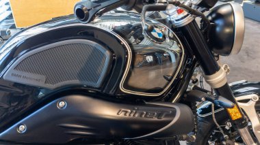Bordeaux, Aquitaine France - 04 07 2023: Bmw 9 t 100. Yıl dönümü Sınırlı sayıda motorlu motosiklet logosu ve benzin tankı üzerindeki marka metni