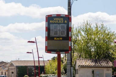 vous roulez Fransızca bir metin anlamına gelir Hız, araç hızının sürücü sınırına yaklaşırken görüntülendiği ekranda radar ışığındadır