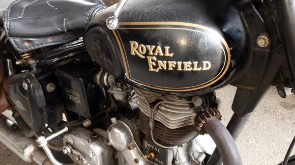 ボルドー アキテーヌフランス 2023年 ロイヤルエンフィールドのサインロゴとブランドのテキストバイクで古いヴィンテージインド製オートバイの燃料タンク古代 — ストック写真