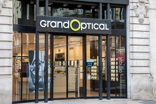 Bordeaux, Aquitaine France - 04 07 2023: Grand Optical Logo Marka Marka Girişi Gözlükleri Dükkanı Gözlük Değerlendirme Görme İşareti Metin Optik Sıhhhiye Tam Pencere Cephesi Butiği