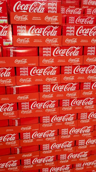 法国阿基坦 波尔多 2023 可口可乐品牌和超市文字标识可以在法国市场上销售瓶子金字塔 — 图库照片