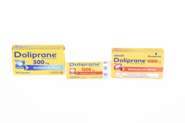 Bordeaux, Aquitaine France - 04 10 2023: ağrı ve baş ağrıları için doliprane sanofi hattı kutusu