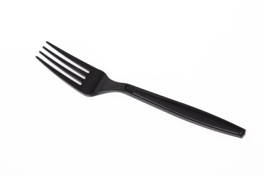 beyaz arkaplanda siyah plastik çatal