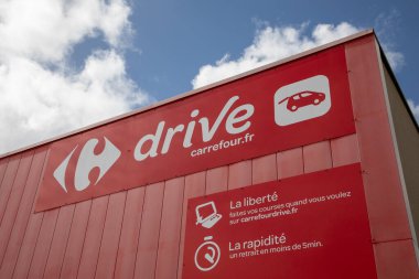 Bordeaux, Aquitaine France - 04 12 2023: Carrefour Drive supermarket metin pazarı ve marka logo fransız hipermarket