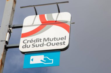 Bordeaux, Aquitaine France - 04 12 2023: Kredi karşılıklı yakıtı du sud ouest tabelası logosu ve banka bürosu ön cephe bina tabelaları üzerindeki marka metni