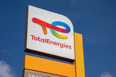 Bordeaux, Aquitaine France - 04 12 2023: Toplam enerji markası metin şirketi logosu otomobil Totalenergies servis istasyonu