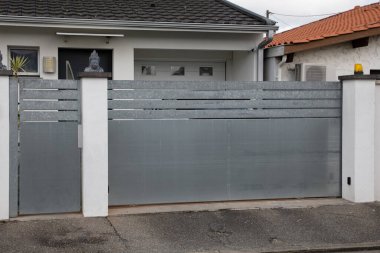 Gri alüminyum sıra modern kaydırak yüksek kapı ev gri şehir evinin modern panel portalı