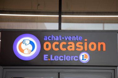 Bordeaux, Aquitaine France - 04 10 2023: E.Leclerc özel durum metin logosu ve market sokak tabelası iş cephesi nakit tefecisi