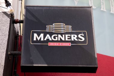 Bordeaux, Aquitaine France - 04 10 2023: Magners Irish Cider logosu ve duvar önü bar bar restoranına yazı