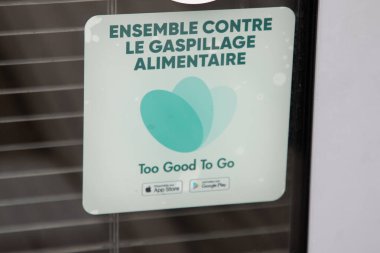 Bordeaux, Aquitaine France - 04 12 2023: Atık Savaşçılar Topluluğu 'nun giriş pencerelerindeki gıda dükkanında yemekle mücadele ettiği uygulama logosu ve metin işareti