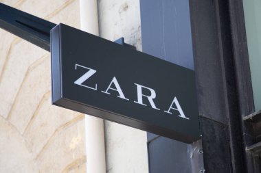 Bordeaux, Aquitaine France - 04 17 2023: zara logosu ve duvar önü moda mağazası tabelası