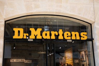 Bordeaux, Aquitaine France - 04 17 2023: Dr. Martens amblem mağazası ve marka metin dükkanı İngiliz ayakkabıları ve İngiltere moda zinciri