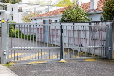 Gri kapılı modern alüminyum giriş kapısı ve arabalı apartmanlara erişim