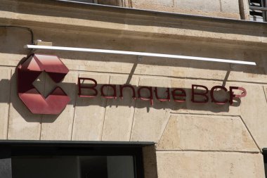 Bordeaux, Aquitaine France - 04 17 2023: Bcp Banque de Commerce et de Placements metin ve logo markası Portekiz banka cephesi