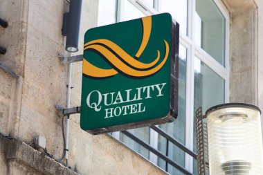 Bordeaux, Aquitaine France - 04 17 2023: Quality Hotel ve Suites metin ve logo duvarlı ön cephe pansiyonu