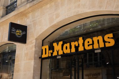Bordeaux, Aquitaine France - 04 17 2023: İngiltere 'den İngiliz ayakkabı ve giysi metni markasının ön cephesindeki Dr. Martens amblem mağazası