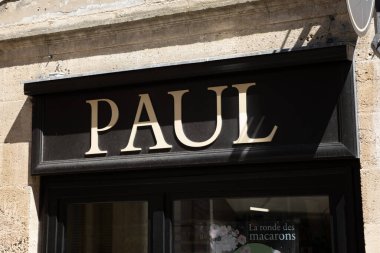 Bordeaux, Aquitaine France - 04 17 2023: Paul metin ve logo markası Fransız pastanesinin duvar girişi fast food restoranının ön cephesi