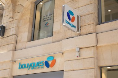 Bordeaux, Aquitaine France - 04 17 2023: Bouygues telekom logosu ve ön cephedeki telefon operatörü firmasının marka ofisini imzala