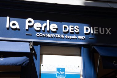 Bordeaux, Aquitaine France - 04 17 2023: la perle des dieux logo markası ve metin işareti dükkânı butik konserve dükkanı duvar girişi ön cephe Breton balık sardalya butiği