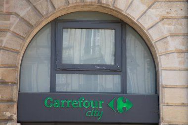 Bordeaux, Aquitaine France - 04 17 2023: Carrefour City logosu ve yeşil metin işareti Fransa şehir merkezindeki süpermarketin ön cephesi