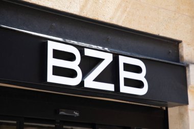 Bordeaux, Aquitaine France - 04 17 2023: Bizzbee bzb logo markası ve dükkan tabelası moda mağazası mağazası mağaza önü tarzı kıyafet mağazası