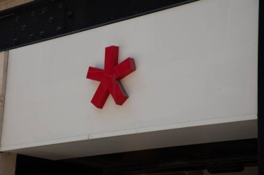 Bordeaux, Aquitaine France - 04 17 2023: celio işareti kırmızı ve erkek giyim mağazası için mağaza girişinin logosu.