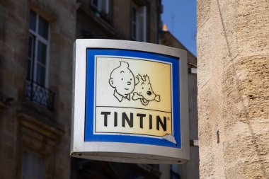 Bordeaux, Aquitaine France - 04 17 2023: Tintin logo metni ve Herge book çizgi roman dükkanının çizgi roman dükkanı cepheleri butik oyuncaklar ve oyunların türevleri