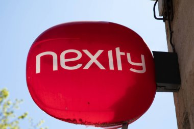 Bordeaux, Aquitaine France - 04 17 2023: Nexity logo markası ve metin imzası