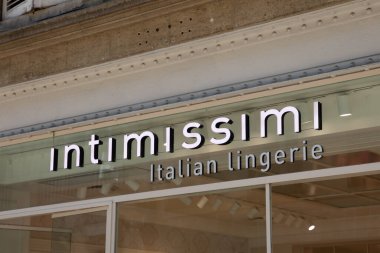 Bordeaux, Aquitaine France - 04 17 2023: intimissimi mağaza logosu işareti ve ön cephe İtalyan iç çamaşırı mağazasının ön girişi