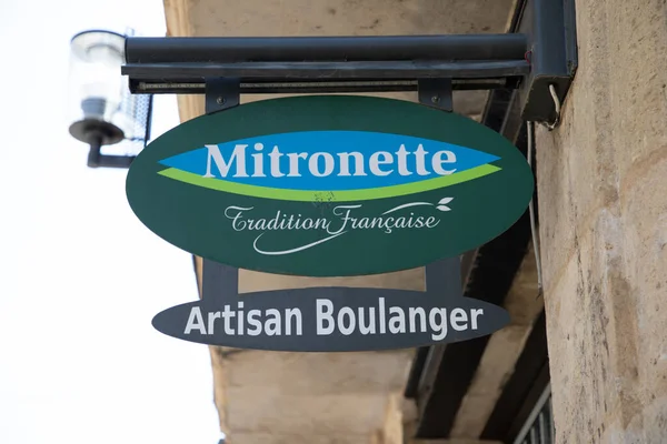 Lyon Aura France 2023年 Mitronette Storeブランドロゴとサインテキストチェーンファサードのフロント看板フランスパン屋ペストリー伝統的なパン — ストック写真