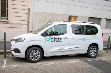 Lyon, Aura France - 04 24 2023: Toyota Proace City 'nin kiralık araba konsept araçlarının yanında vatandaşlar için metin ve logo tabelası
