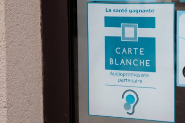 Lyon, Aura France - 04 24 2023: karşılıklı sigorta ve işitme yardım merkezleriyle ilişkili sınırsız sağlık hizmetleri ağı logo markası ve metin giriş kapısı