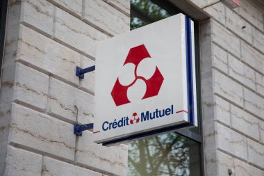 Lyon, Aura France - 04 24 2023: kredi kartı karşılıklı imzalı metin bankası bürosu ön cephe logosu duvar levhası