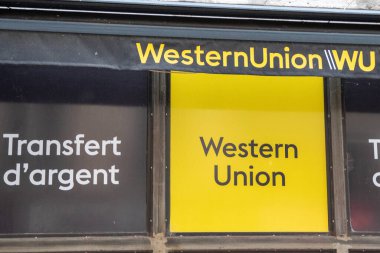 Lyon, Aura France - 04 24 2023: Western Union metin ve marka logosu Wu zincir ön cephe şirketi American mali hizmetleri imzaladı