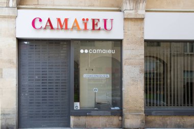 Bordeaux, Aquitaine France - 04 17 2023: Camaieu mağaza perdesini kapattı dükkan kapatıldı iflas ve Camaieu logosu kapatıldı ve Fransız perakende imzası atıldı